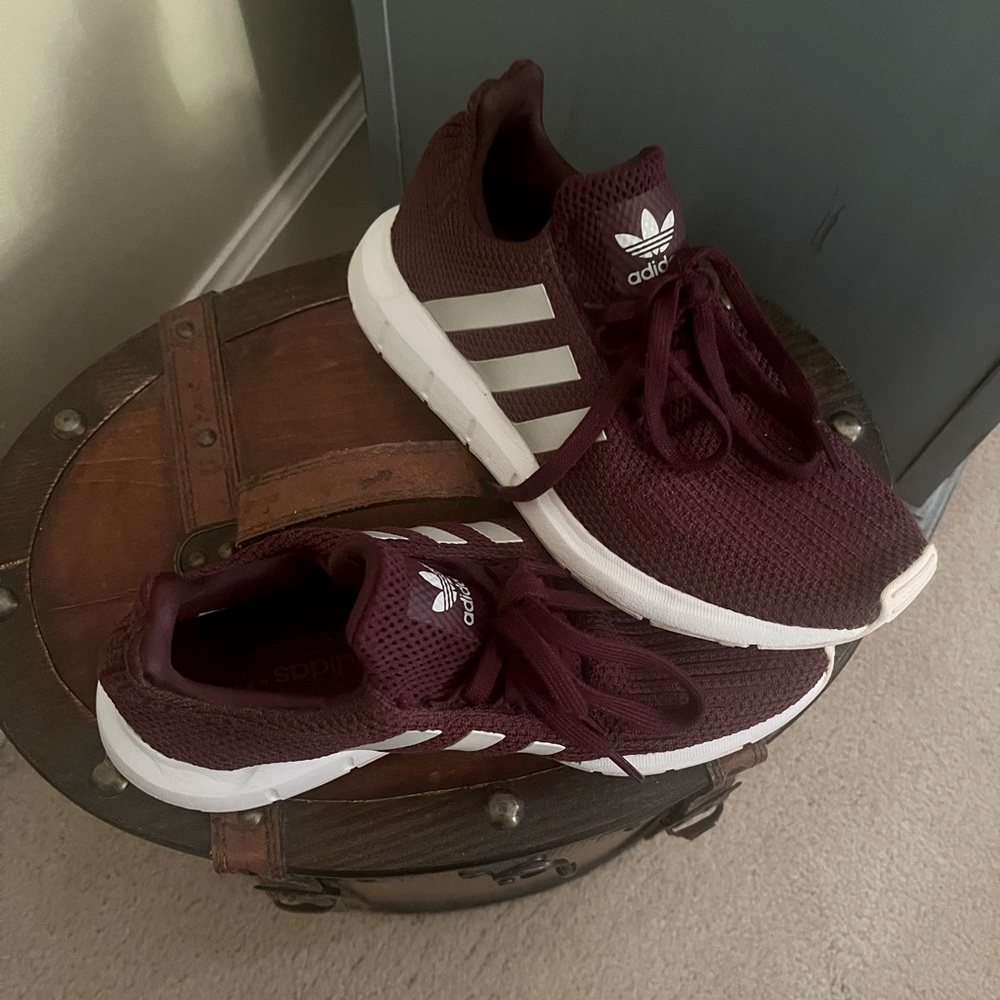 ADIDAS WOMENS SWIFT RUN 1.0 RUNNING SHOE